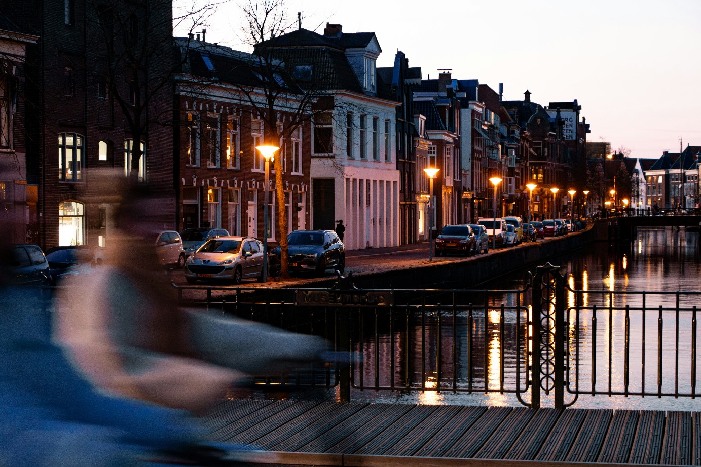nederlandse stad in de avond